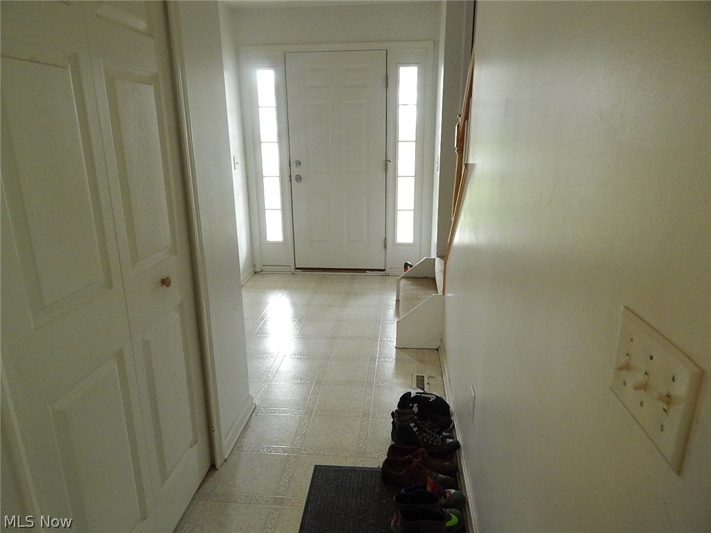 23693 Drake Road Bedford, OH 44146 - Photo 14 of 18 Large foyer entry