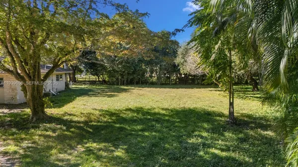 a view of yard with green space