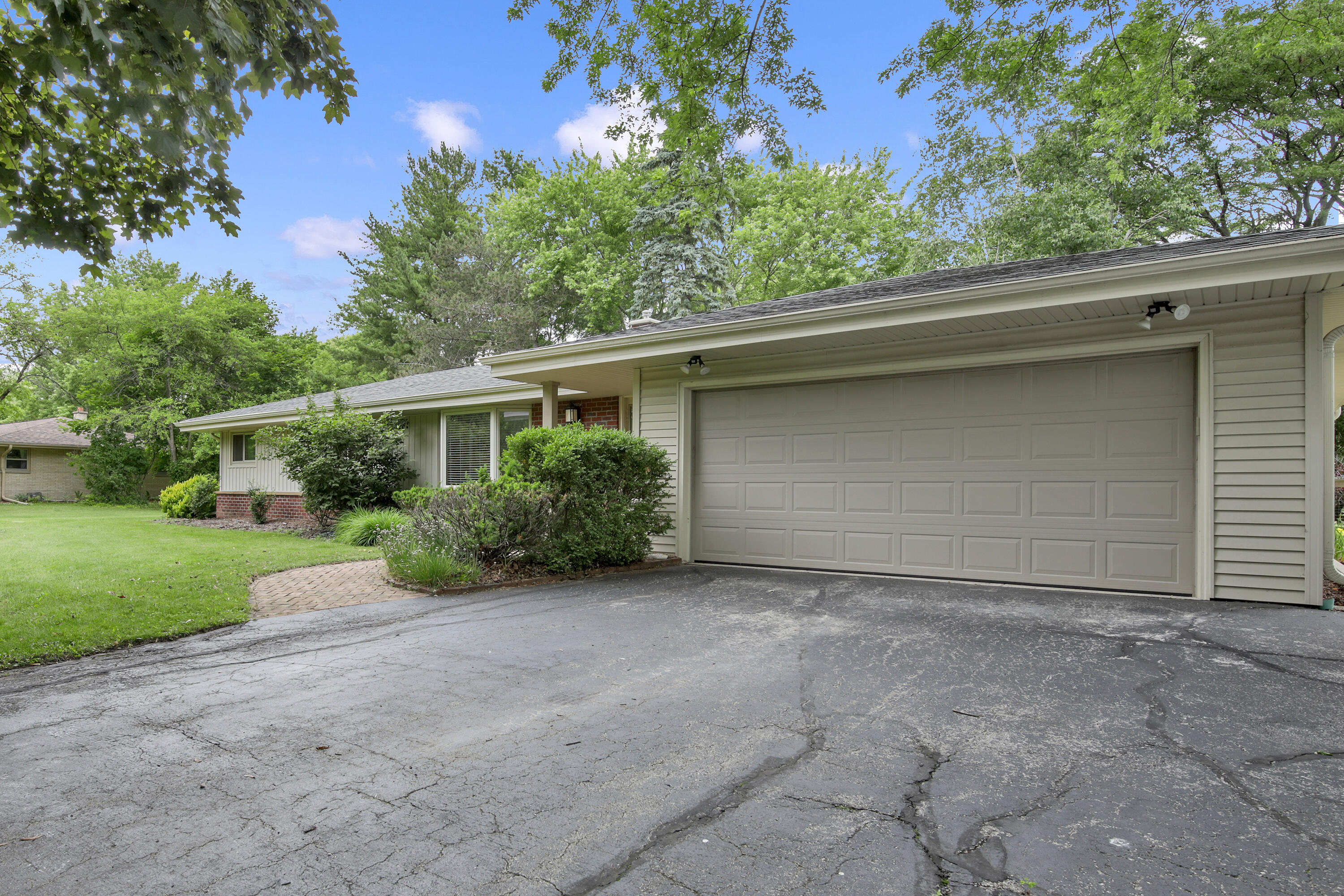2614 West Chestnut Road Mequon, WI 53092 - Photo 3 of 25 Exterior