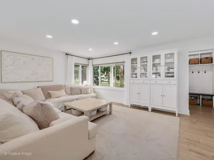 $750,000 | 4512 Washington Street, Downers Grove, IL 60515
