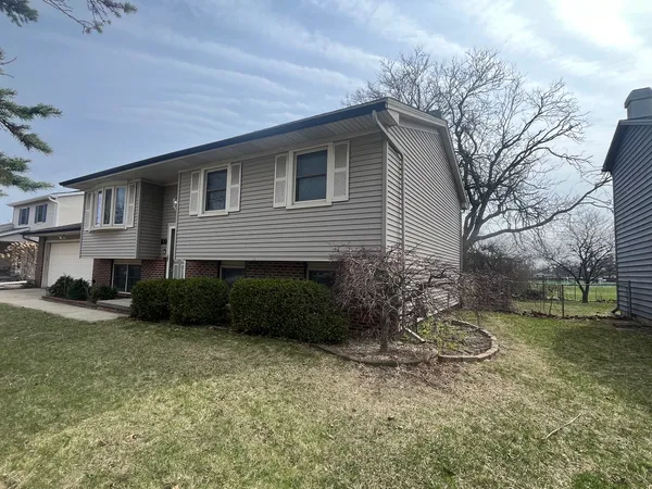 $259,900 | 109 Suelynn Drive, Normal, IL 61761