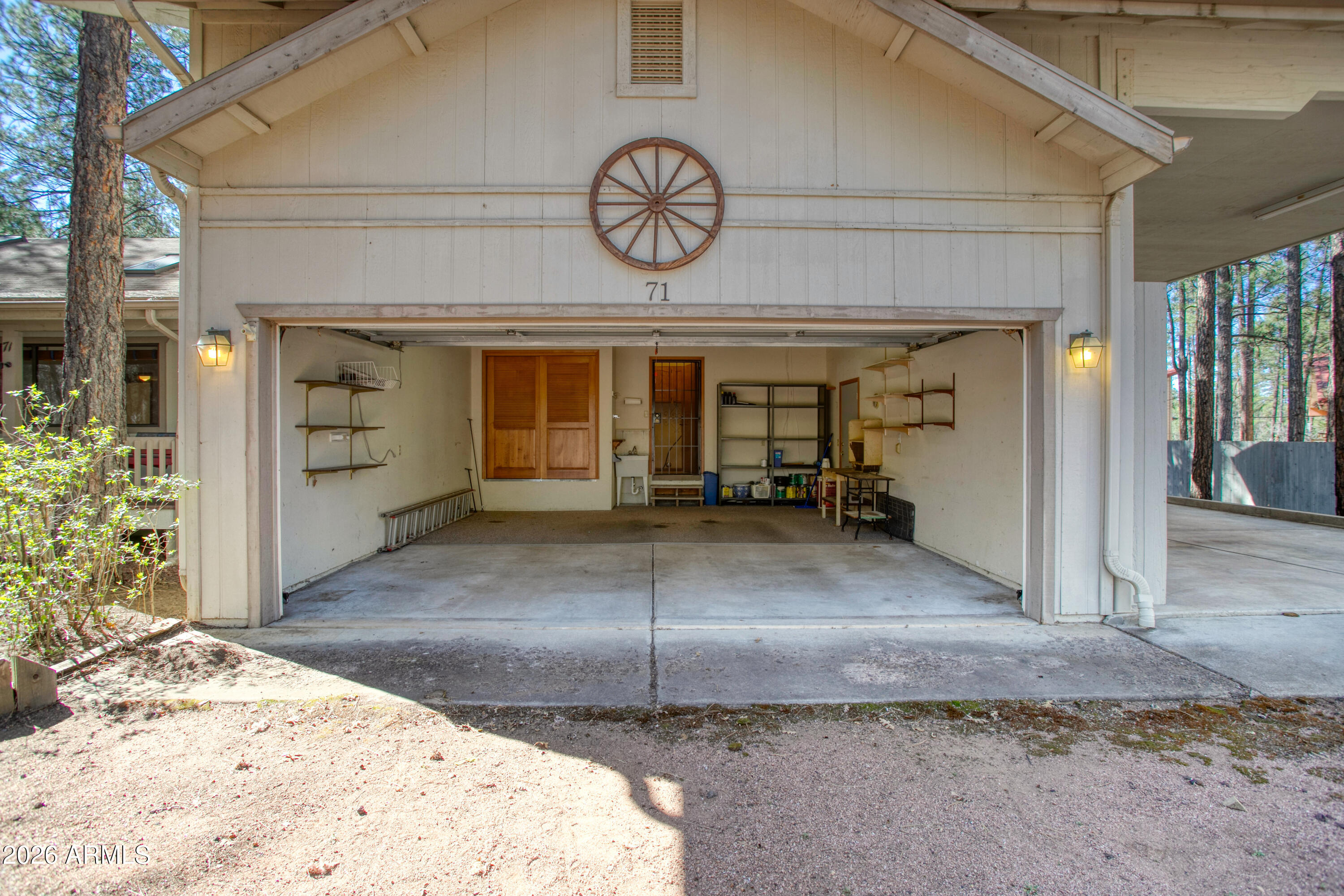 71 East Turkey Track Lane Pinetop, AZ 85935 - Photo 29 of 50 a view of a hallway with entryway