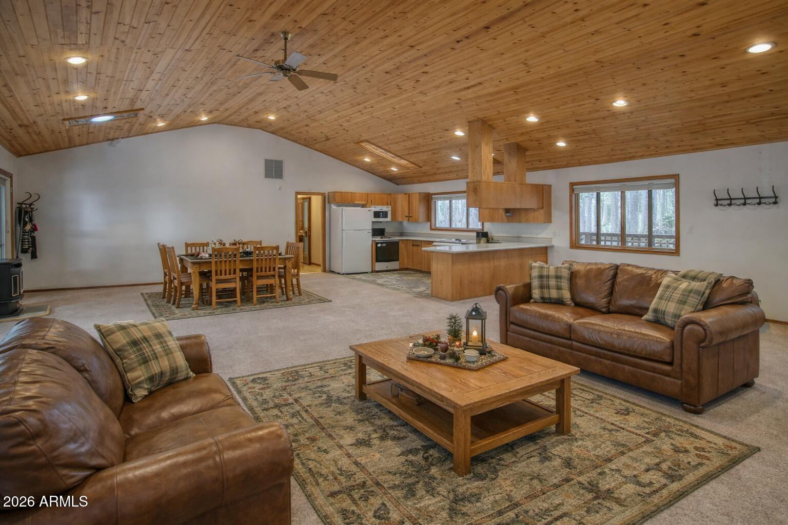 71 East Turkey Track Lane Pinetop, AZ 85935 - Photo 2 of 50 a living room with furniture
