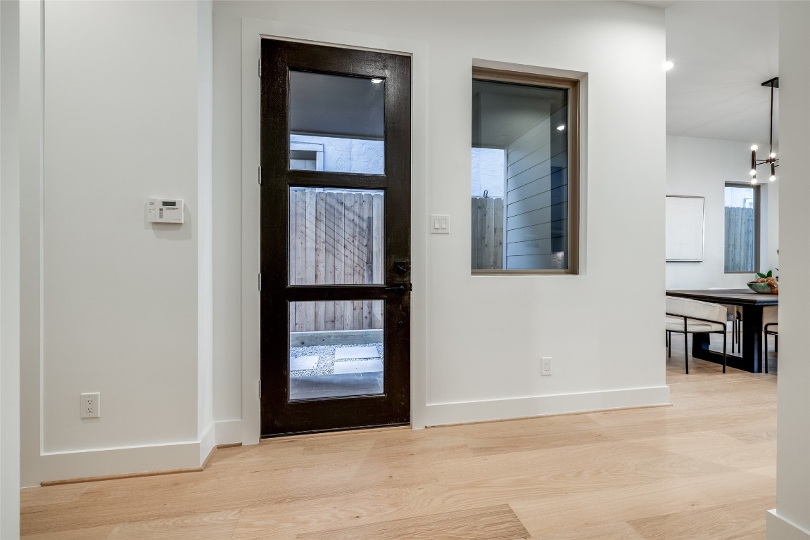 2630 Peckham Street Houston, TX 77098 - Photo 24 of 50 an empty room with mirror and a window