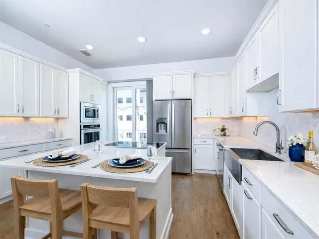 $865,000 | 516 Laurel Park Drive, Sarasota, FL 34236