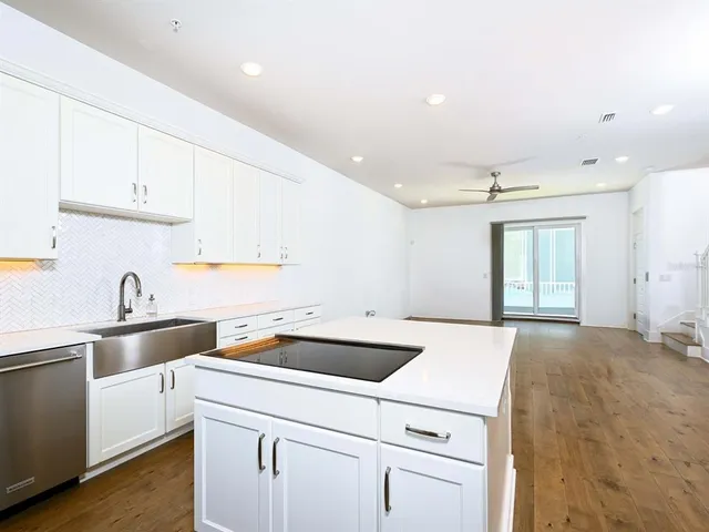 $865,000 | 516 Laurel Park Drive, Sarasota, FL 34236