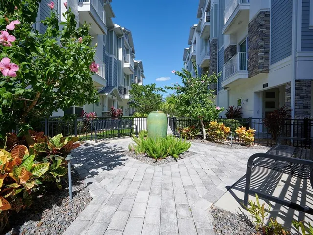 $865,000 | 516 Laurel Park Drive, Sarasota, FL 34236