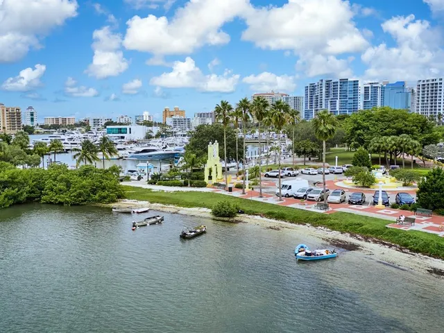 $865,000 | 516 Laurel Park Drive, Sarasota, FL 34236