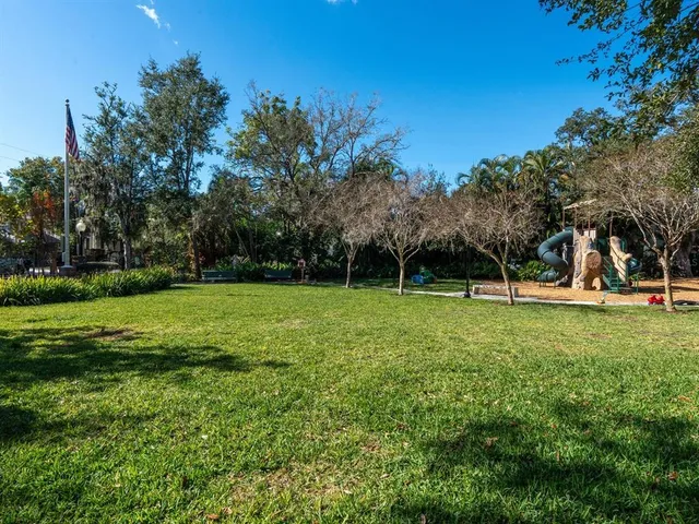 $865,000 | 516 Laurel Park Drive, Sarasota, FL 34236