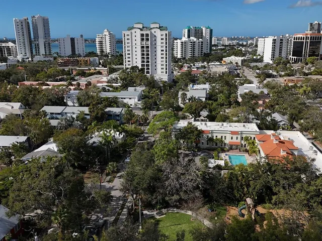 $865,000 | 516 Laurel Park Drive, Sarasota, FL 34236