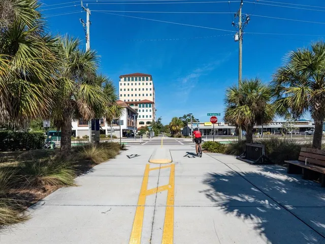 $865,000 | 516 Laurel Park Drive, Sarasota, FL 34236