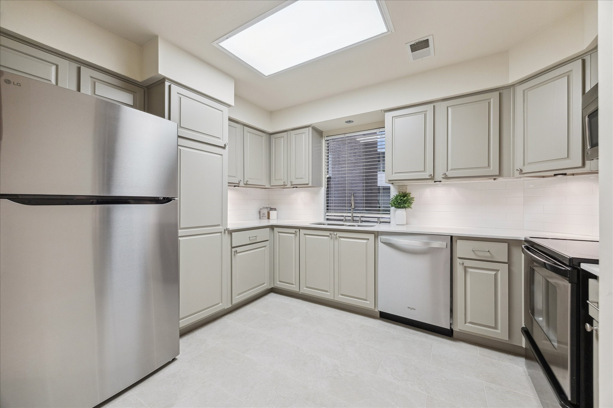 5220 Weslayan Street, Unit 109 Houston, TX 77005 - Photo 2 of 21 Brand new fridge and dishwasher.