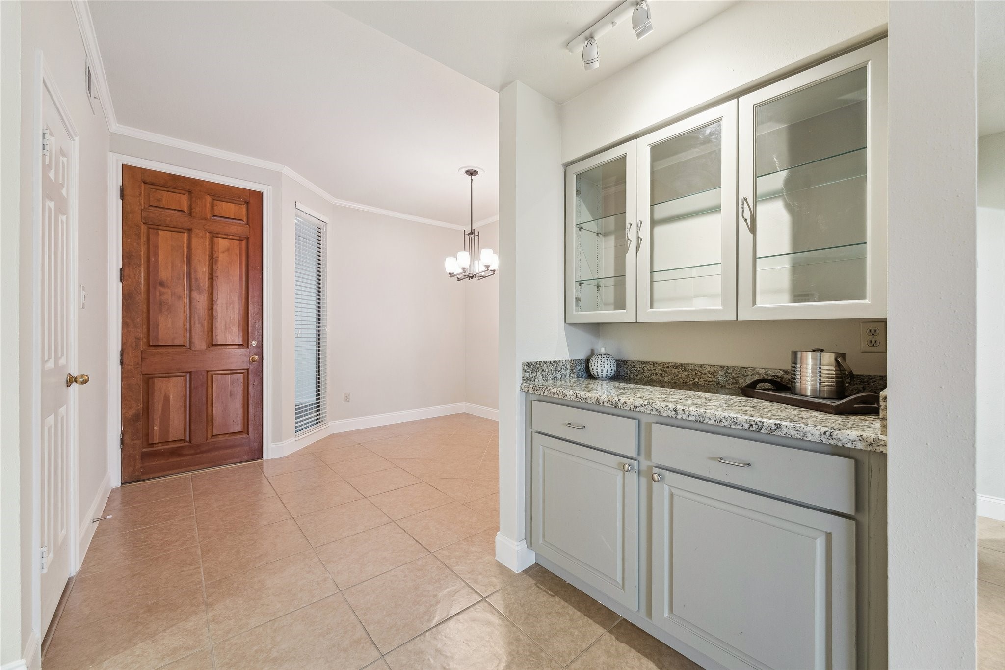 5220 Weslayan Street, Unit 109 Houston, TX 77005 - Photo 7 of 21 View of the front door, dining room and open bar area.