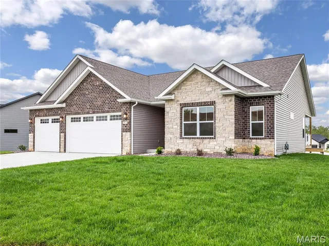 $479,900 | 2923 Kehrswood Court, Maryville, IL 62062