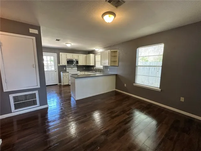 $1,795 | 406 East Bayview Boulevard, Portland, TX 78374