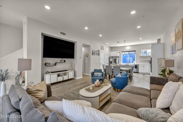 $3,200 | 150 Rissone Lane, Reno, NV 89503