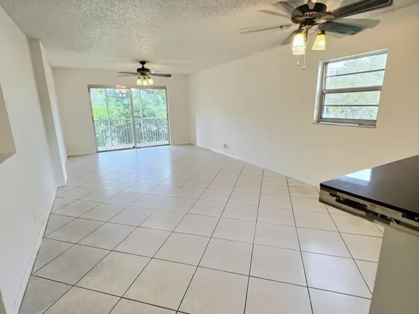 $1,700 | 1100 Northwest 87th Avenue, Unit 208, Coral Springs, FL 33071