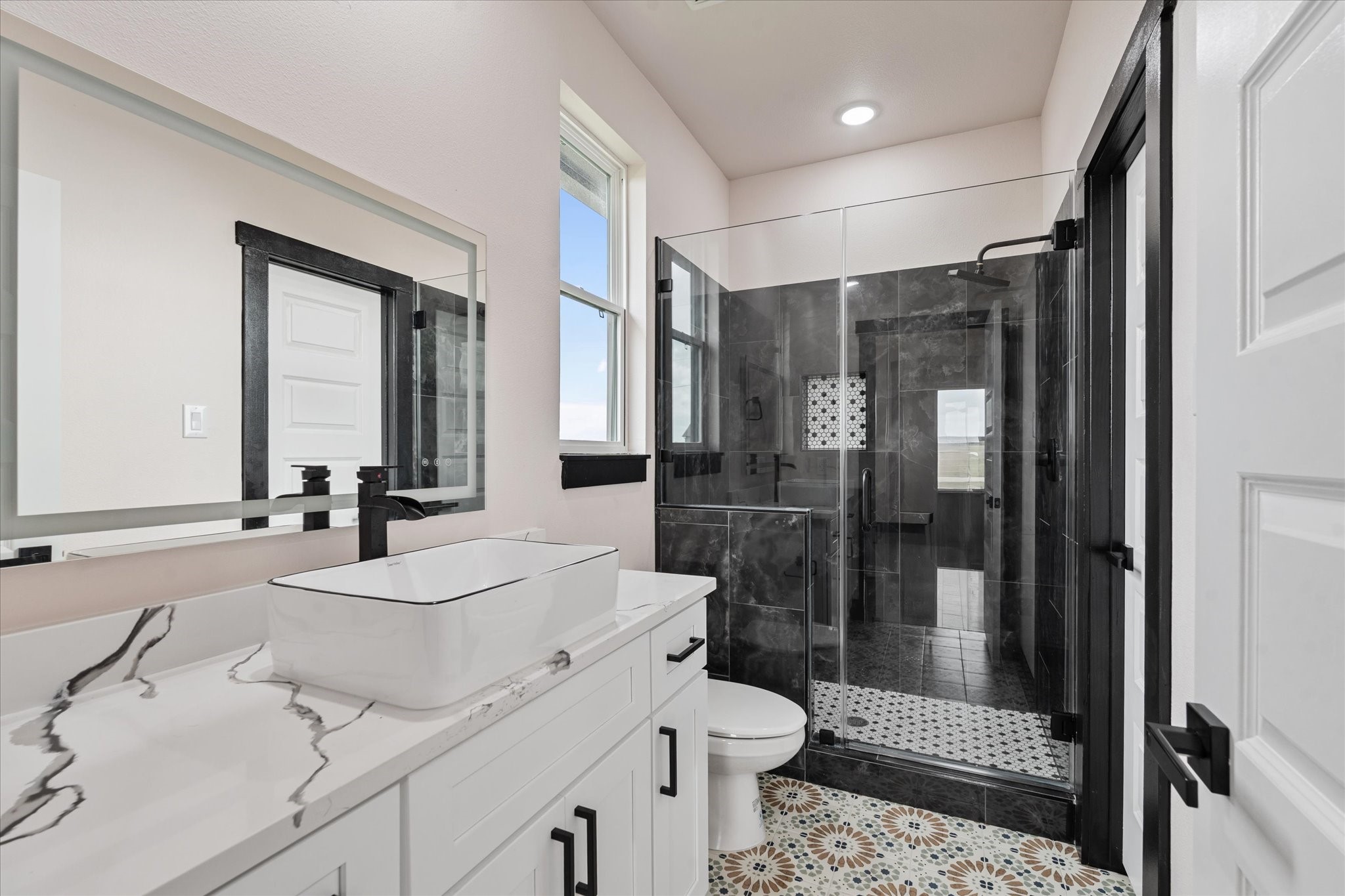 447 Sunset Trail Angleton, TX 77515 - Photo 9 of 41 Junior Suite Bathroom