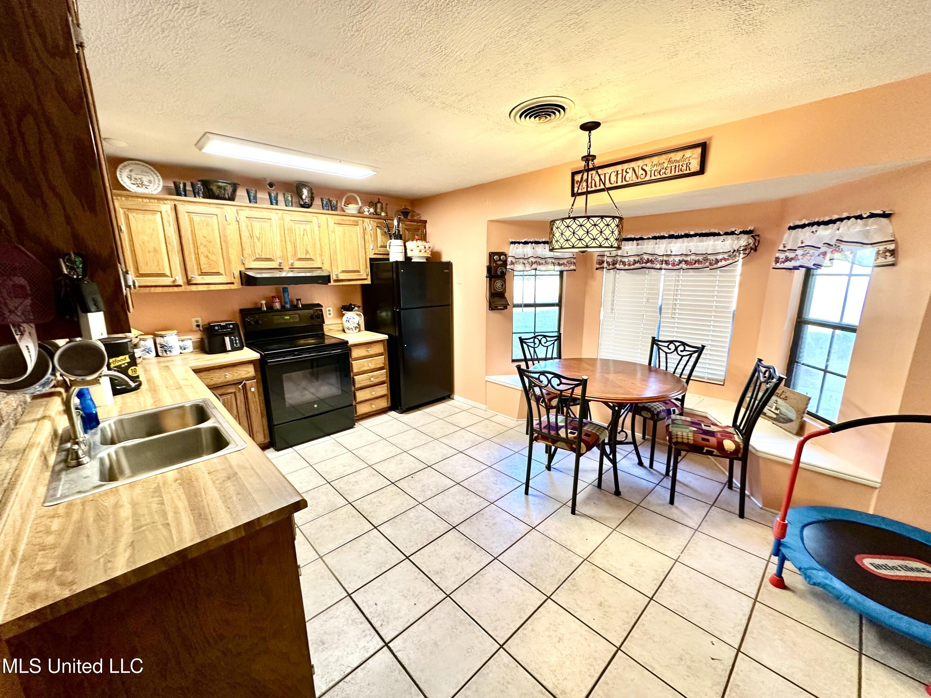 2175 Warren Road Southeast Brookhaven, MS 39601 - Photo 2 of 23 Kitchen