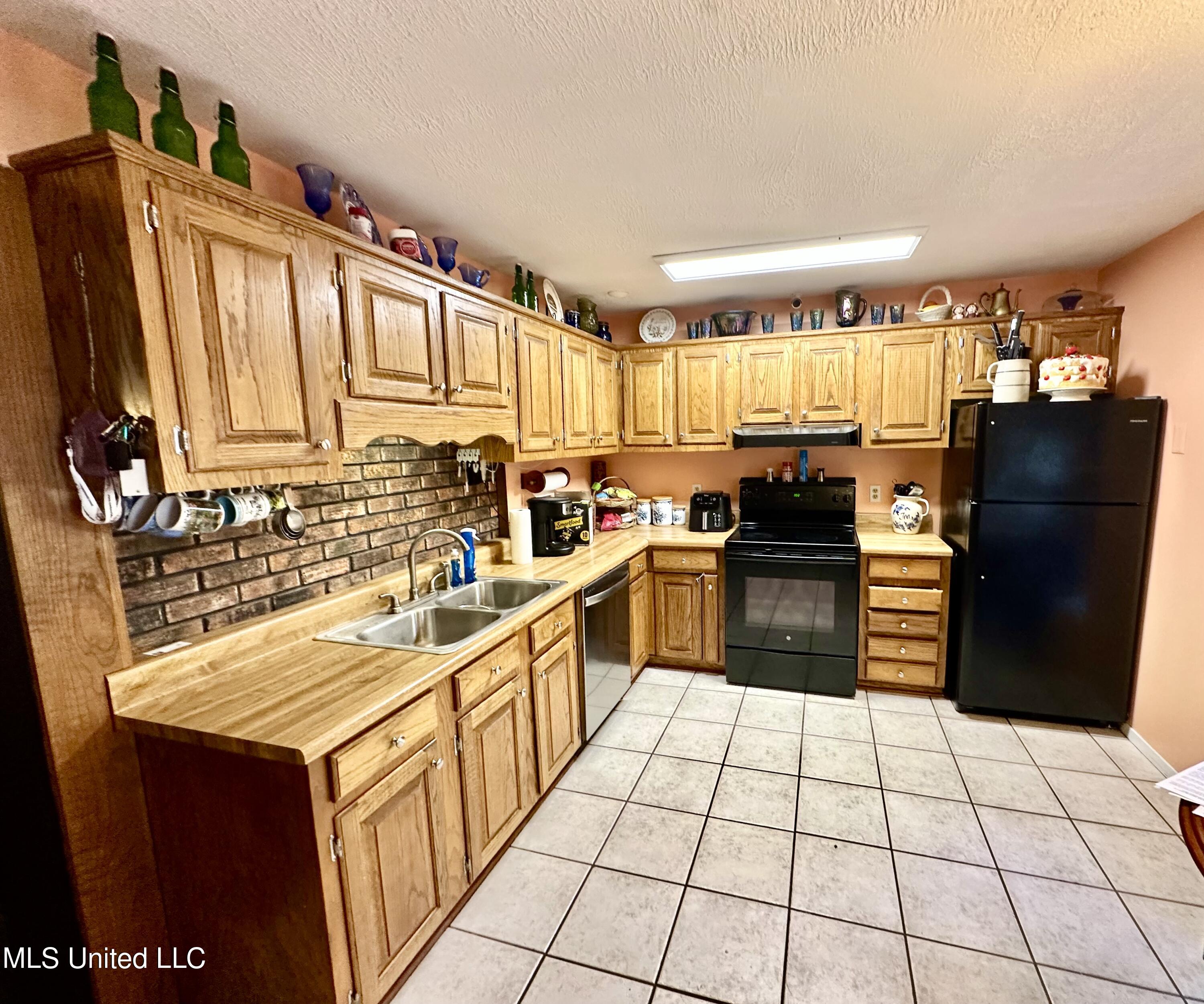 2175 Warren Road Southeast Brookhaven, MS 39601 - Photo 3 of 23 Kichen with brick backsplash