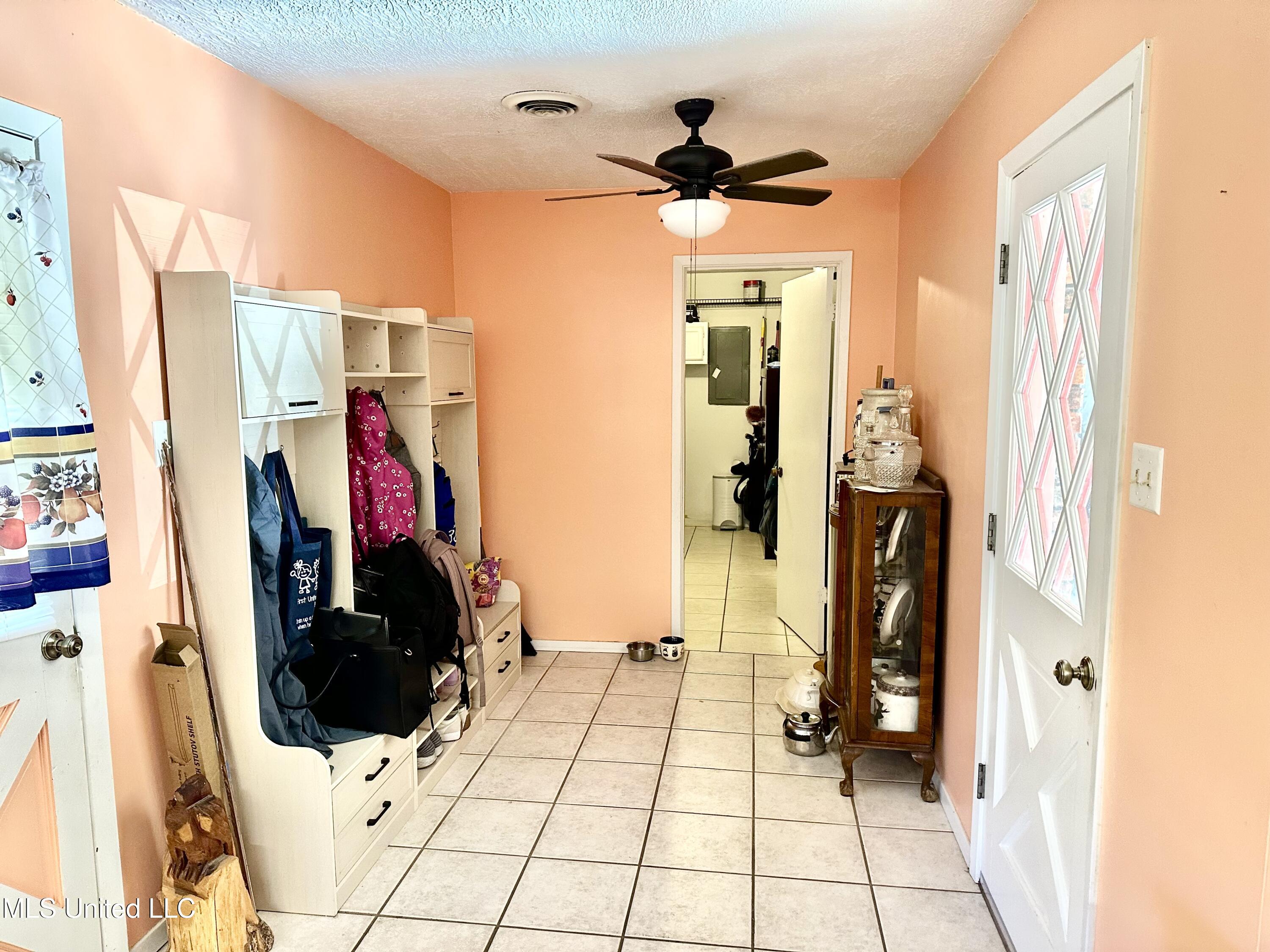 2175 Warren Road Southeast Brookhaven, MS 39601 - Photo 9 of 23 Mudroom