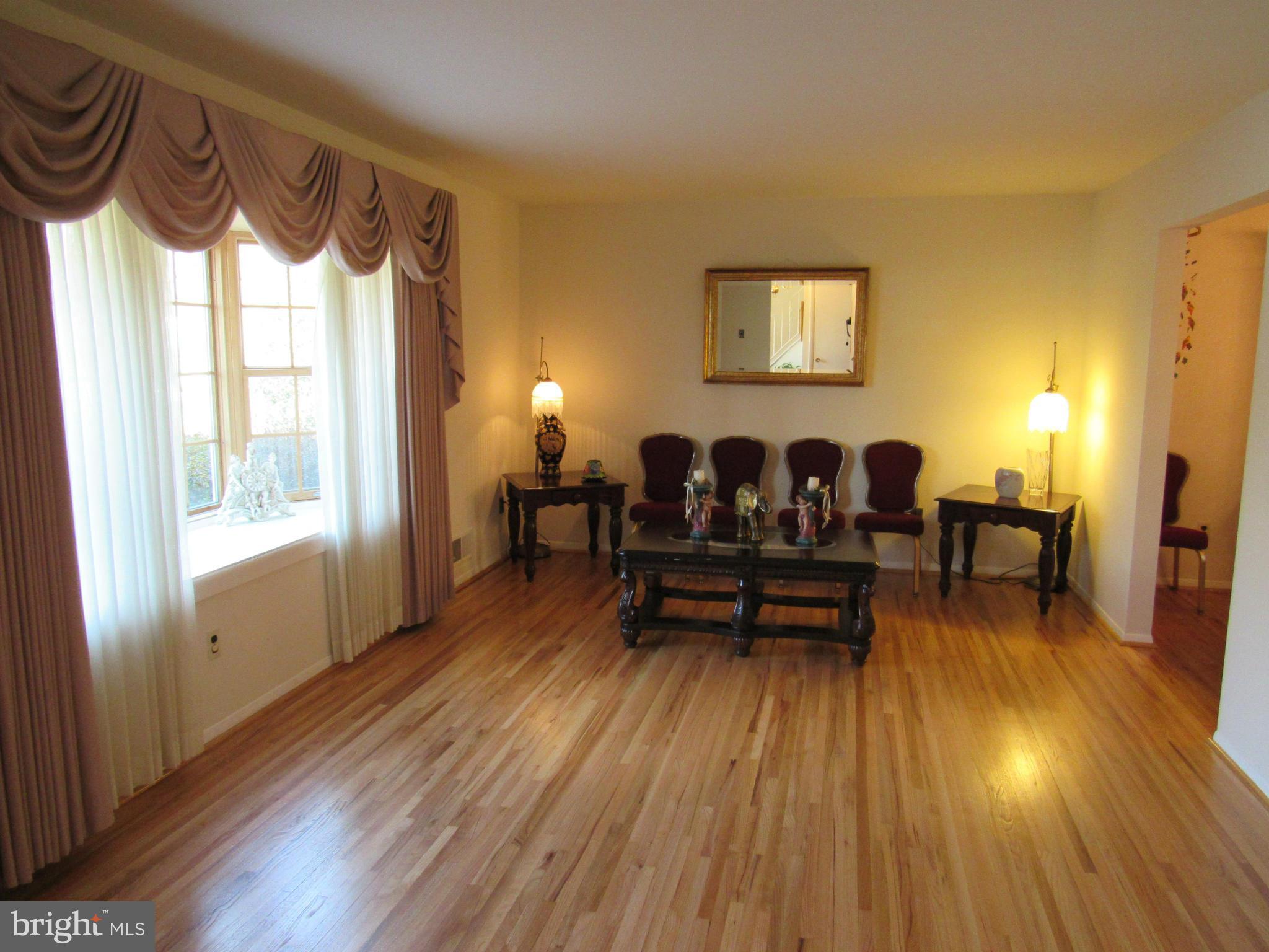 6603 Greenview Lane Springfield, VA 22152 - Photo 4 of 29 Living Room