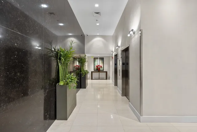 $749,000 | 80 Broad Street, Unit 306, Boston, MA 02110