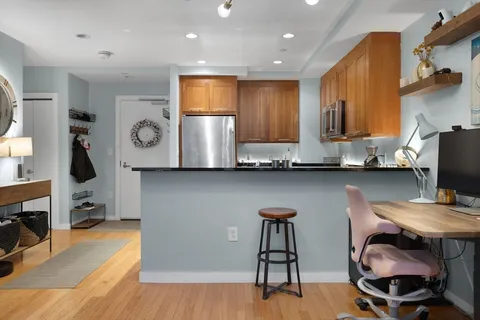 $749,000 | 80 Broad Street, Unit 306, Boston, MA 02110