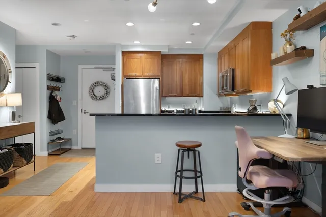 $749,000 | 80 Broad Street, Unit 306, Boston, MA 02110