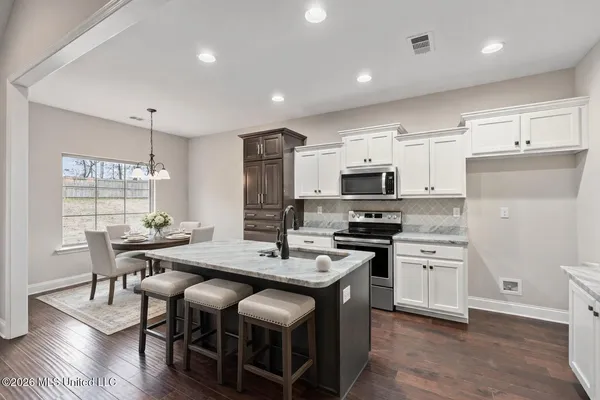 $380,000 | 214 Eagle View Drive, Senatobia, MS 38668