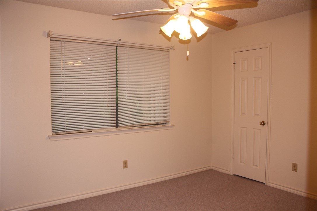 2141 Surrender Avenue Austin, TX 78728 - Photo 20 of 38 en empty room with a window