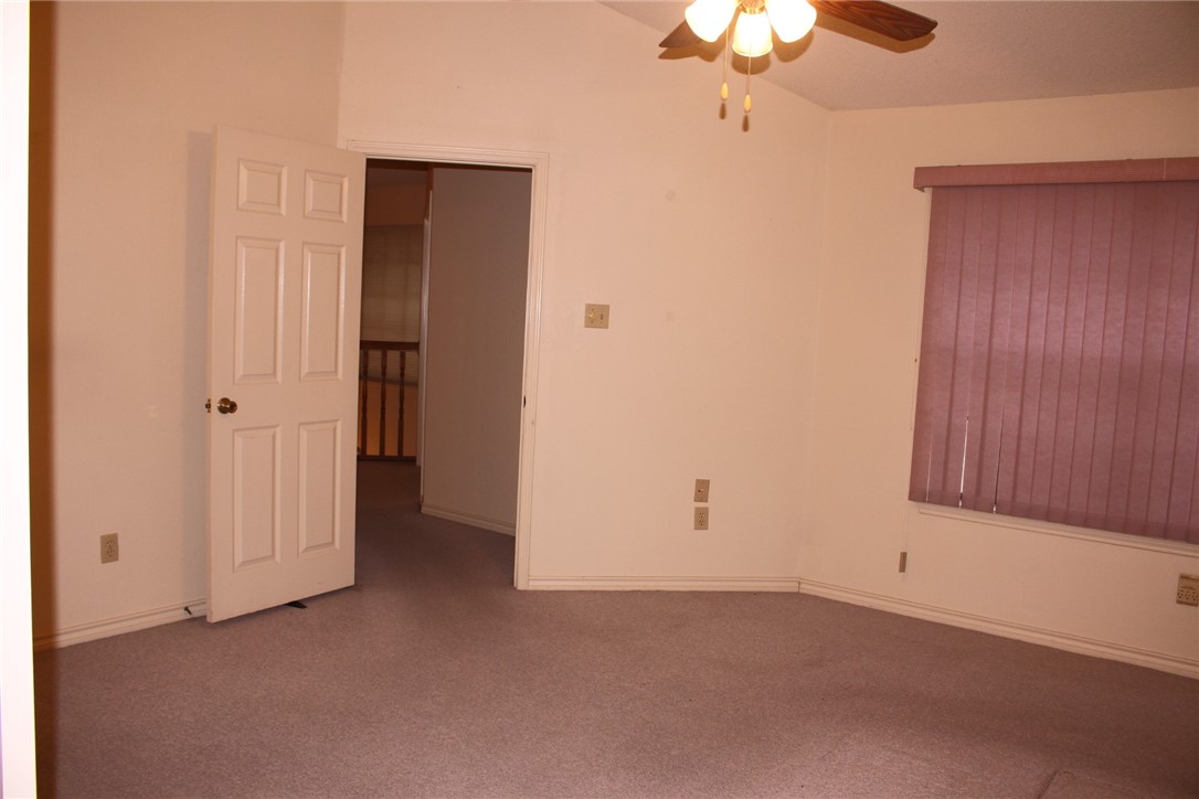 2141 Surrender Avenue Austin, TX 78728 - Photo 32 of 38 an empty room with a ceiling fan and a window
