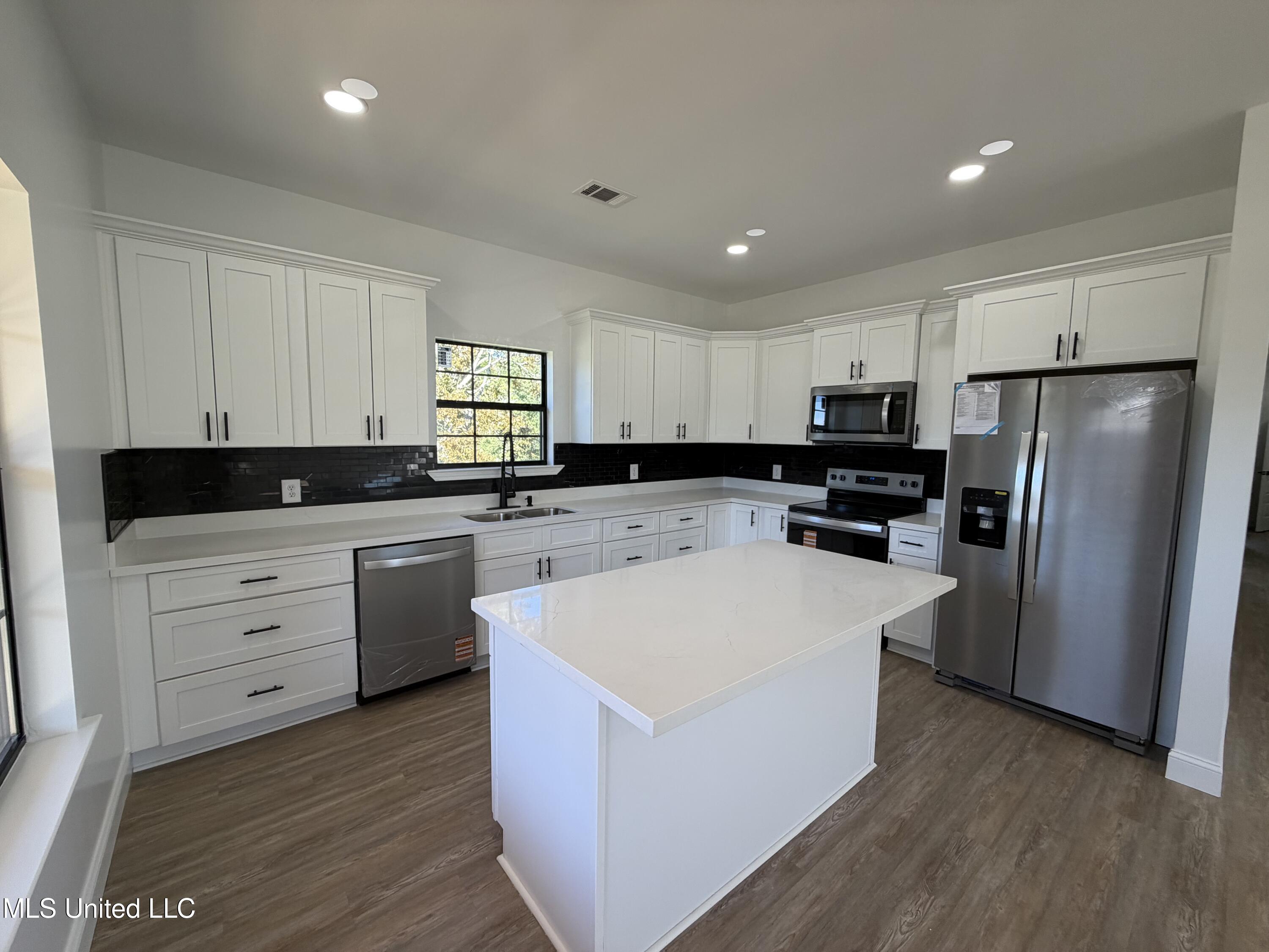 800 12th Street Pascagoula, MS 39567 - Photo 13 of 32 IMG_4181