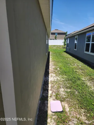 a view of a backyard