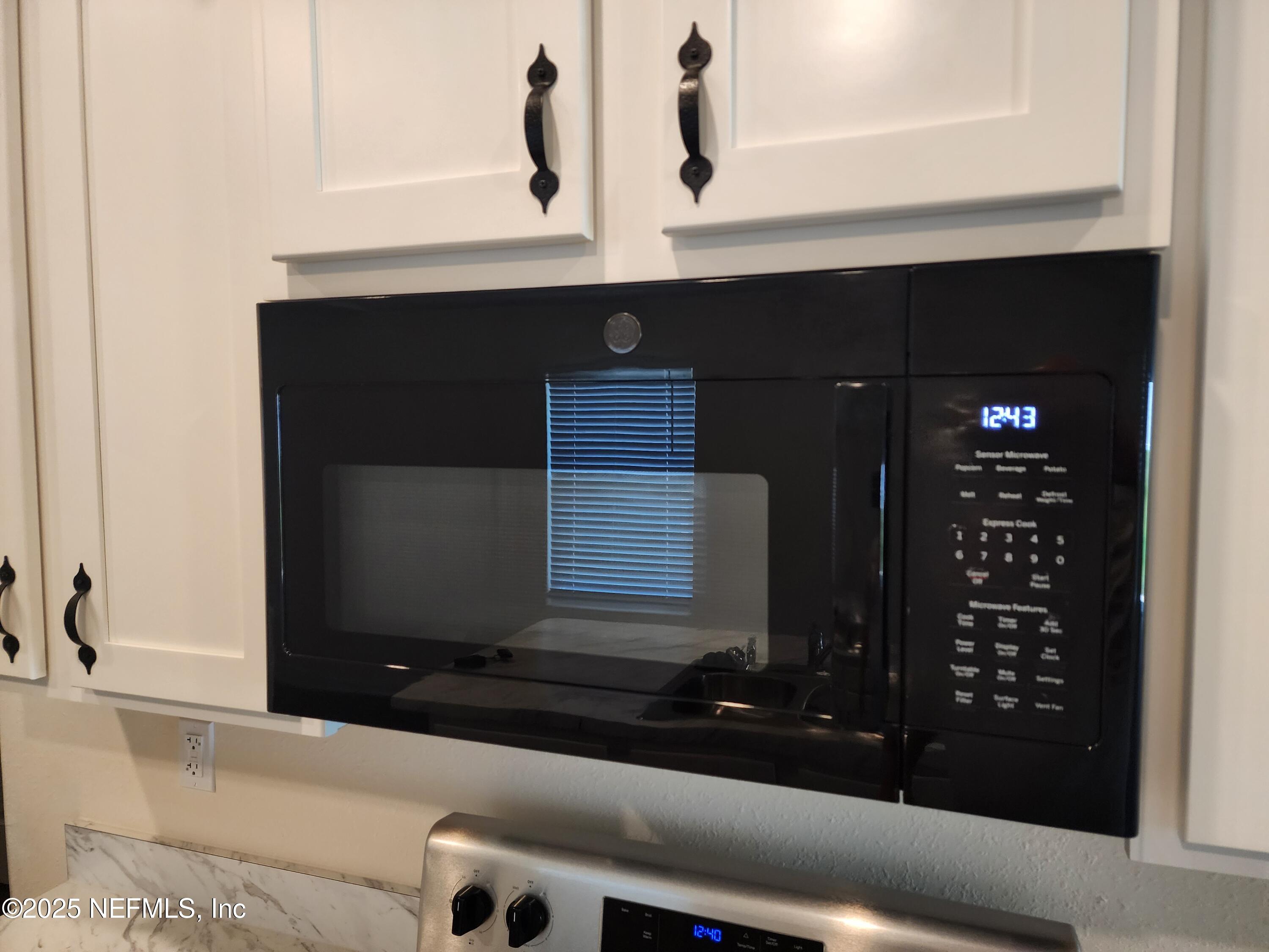 2295 Falling Star Ln Green Cove Springs Green Cove Springs, FL 32043 - Photo 8 of 24 a bathroom with a sink and a mirror