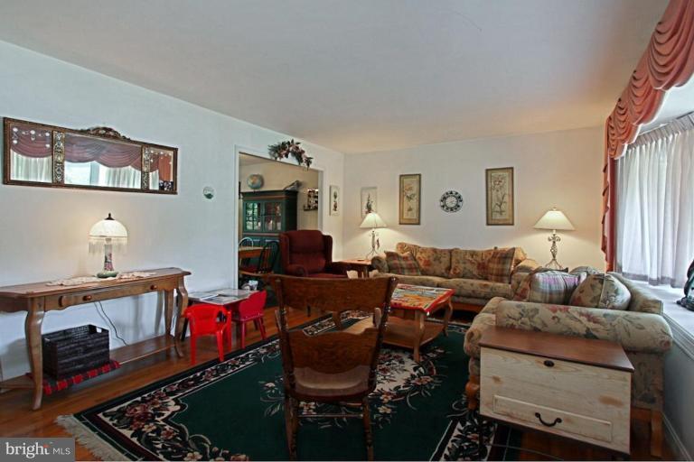 9903 Botsford Road Manassas, VA 20109 - Photo 2 of 20 Living Room