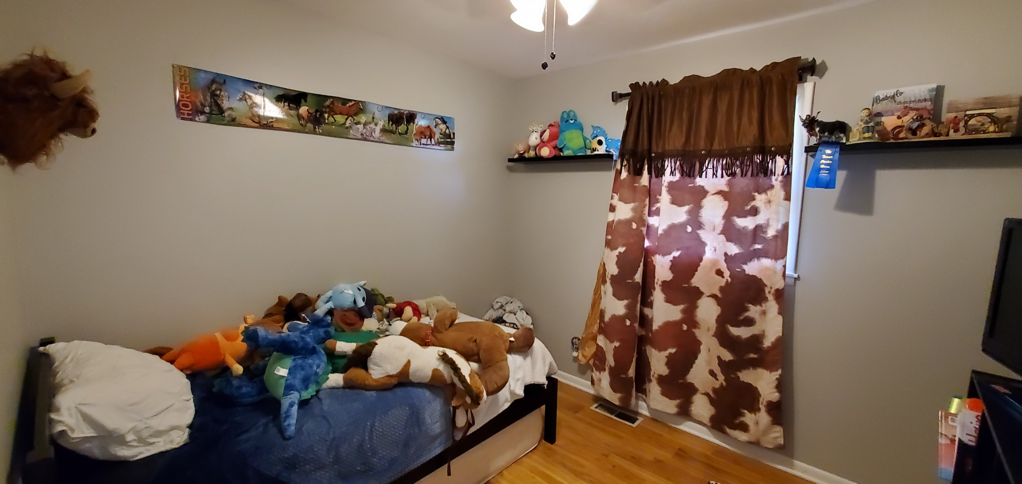 1915 Crescentview Road Pulaski, TN 38478 - Photo 19 of 28 a bed room with a bed and a couch
