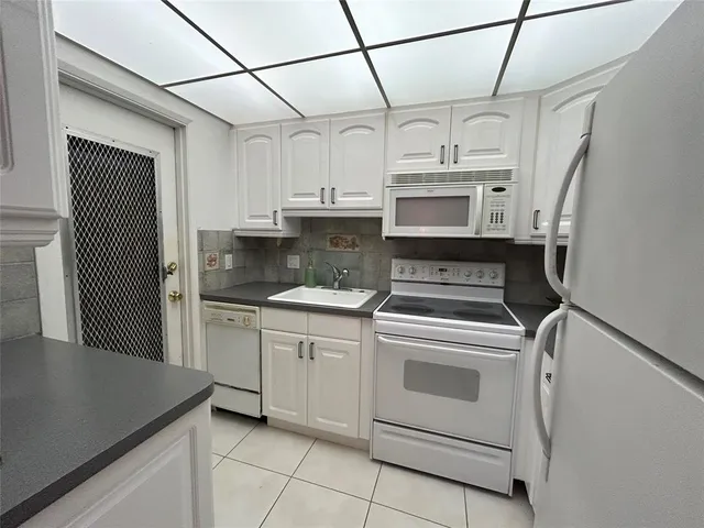 $124,500 | 2050 Northeast 39th Street, Unit 207, Lighthouse Point, FL 33064