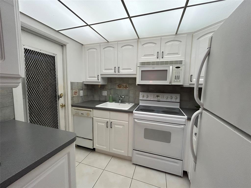 2050 Northeast 39th Street, Unit 207 Lighthouse Point, FL 33064 - Photo 11 of 27