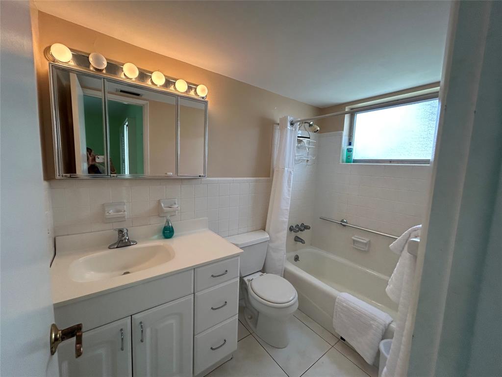 2050 Northeast 39th Street, Unit 207 Lighthouse Point, FL 33064 - Photo 7 of 27