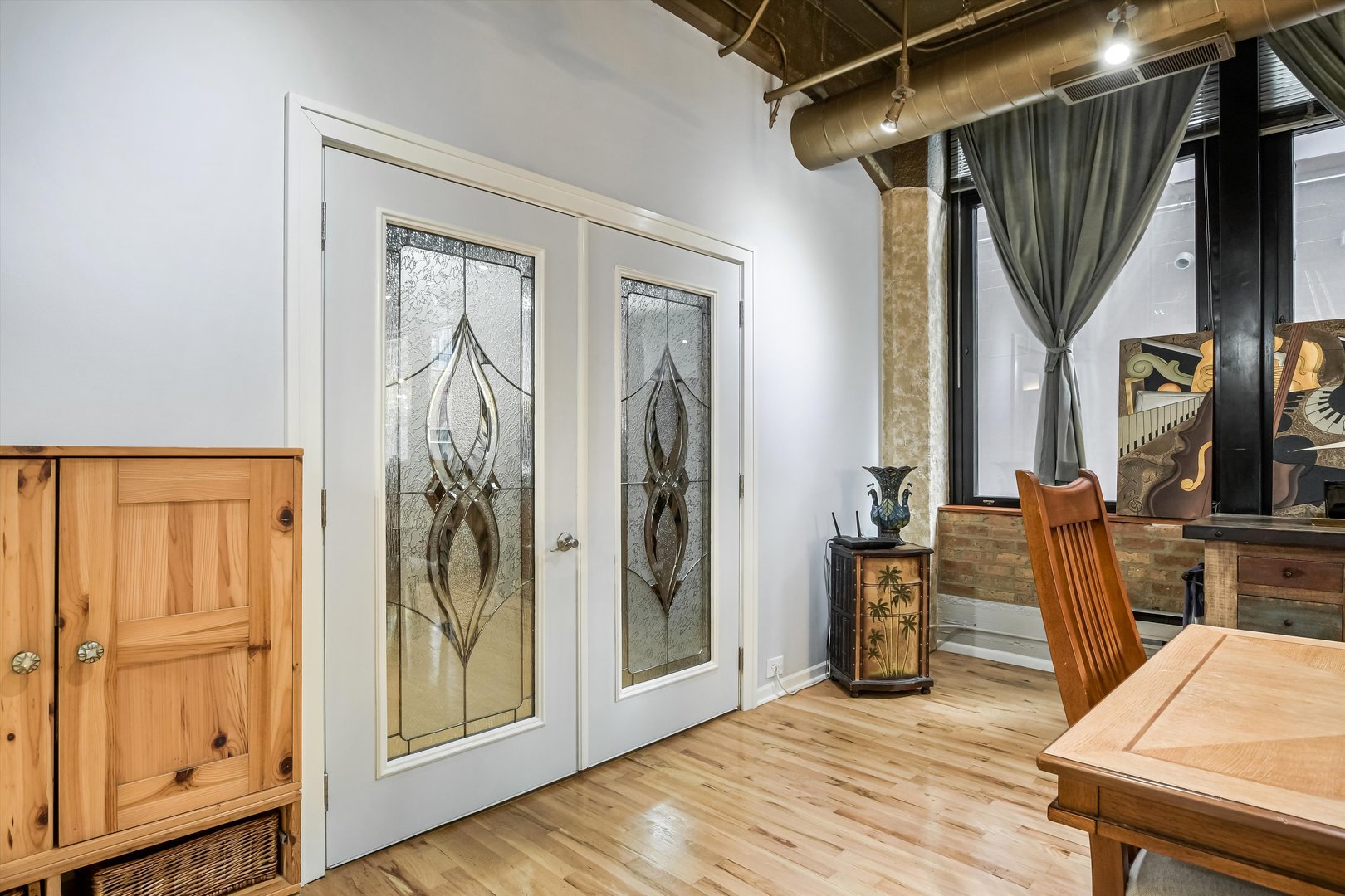 124 West Polk Street, Unit 100 Chicago, IL 60605 - Photo 13 of 45 a view of a hallway with wooden floor and windows