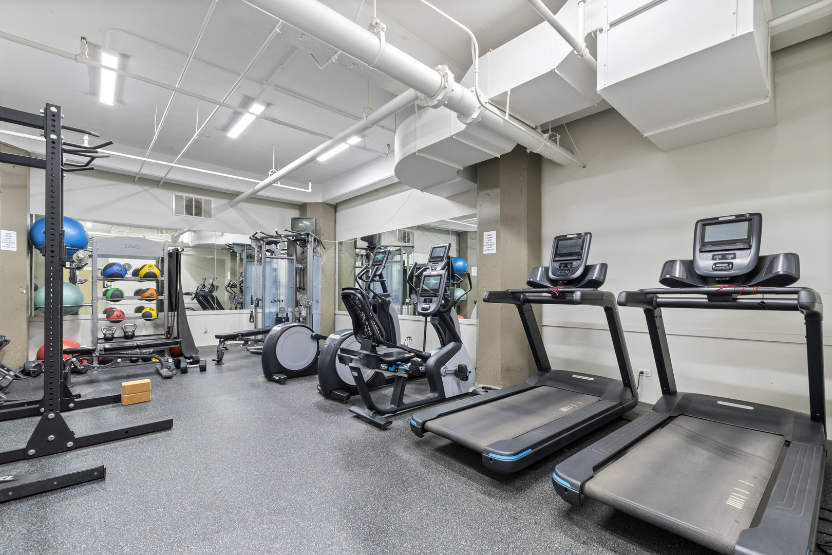 124 West Polk Street, Unit 100 Chicago, IL 60605 - Photo 32 of 45 a view of a room with gym equipment