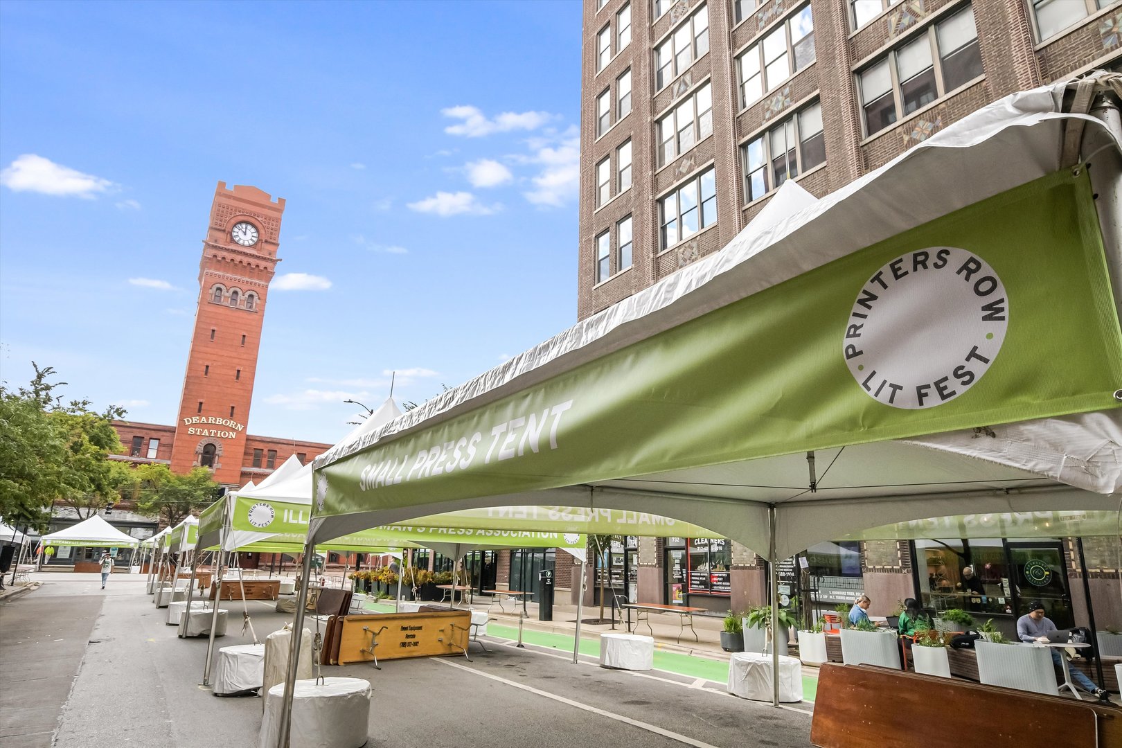 124 West Polk Street, Unit 100 Chicago, IL 60605 - Photo 41 of 45 a view of a building with sitting area