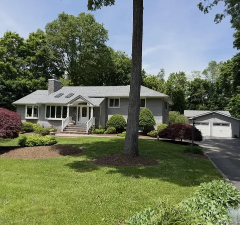 $1,588,000 | 3 Hunter Court, Dix Hills, NY 11746