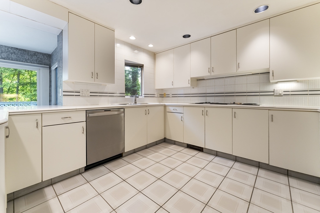 9 Dennison Road Worcester, MA 01609 - Photo 11 of 35 Gallery Image 11