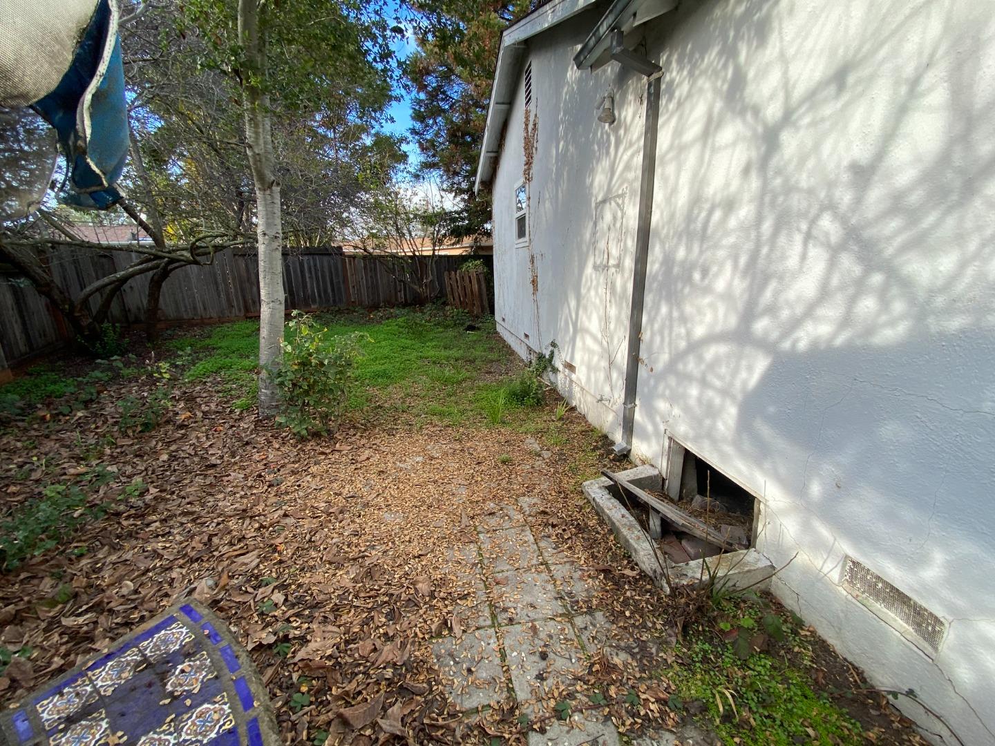 811 Fifteenth Avenue Menlo Park, CA 94025 - Photo 3 of 18 a backyard of a house with lots of green space