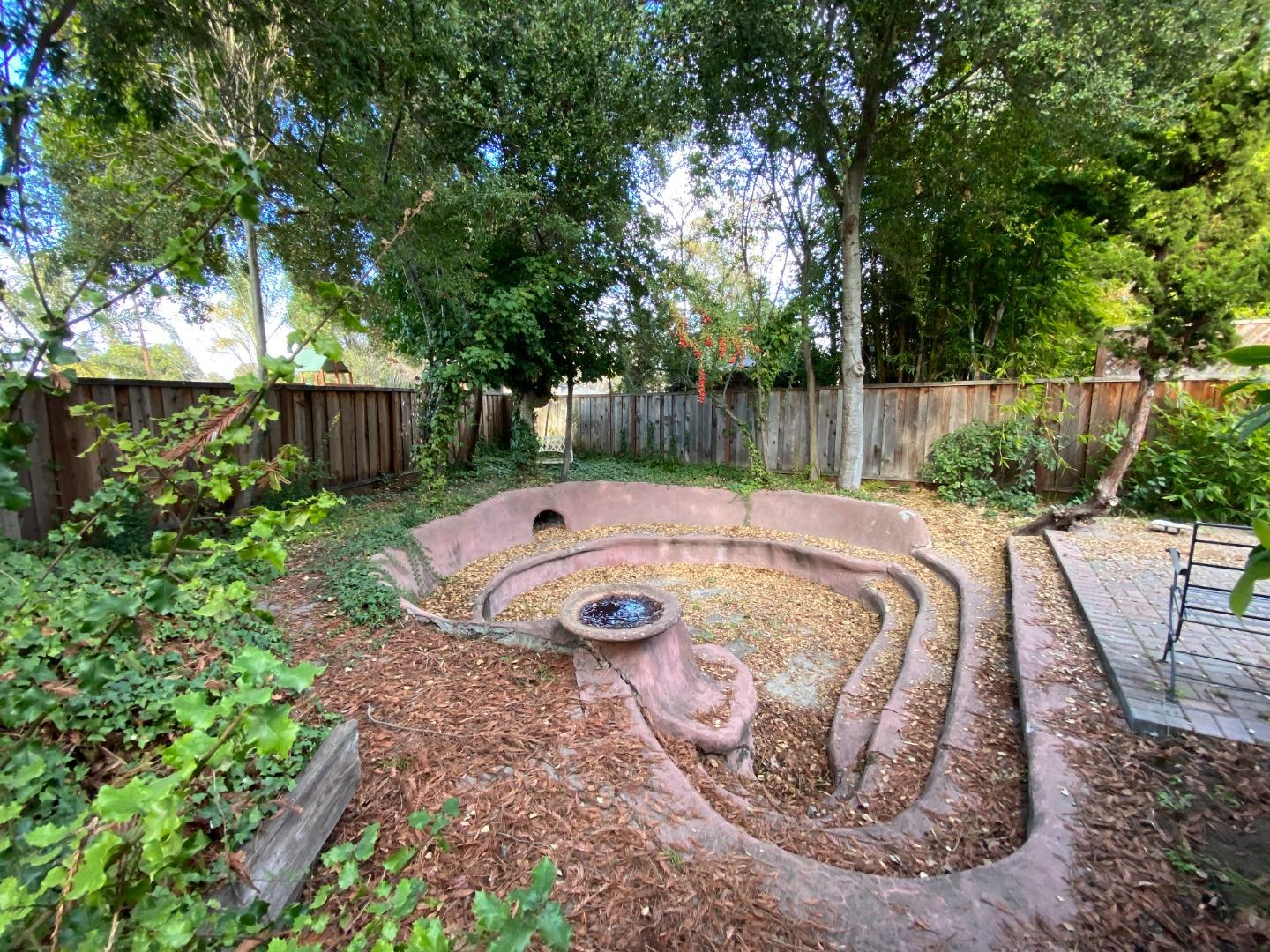 811 Fifteenth Avenue Menlo Park, CA 94025 - Photo 5 of 18 a view of a backyard with plants and patio
