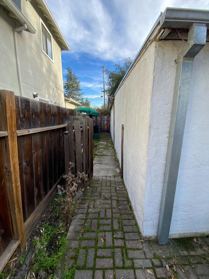 811 Fifteenth Avenue Menlo Park, CA 94025 - Photo 7 of 18 a view of a pathway of a house with wooden floor