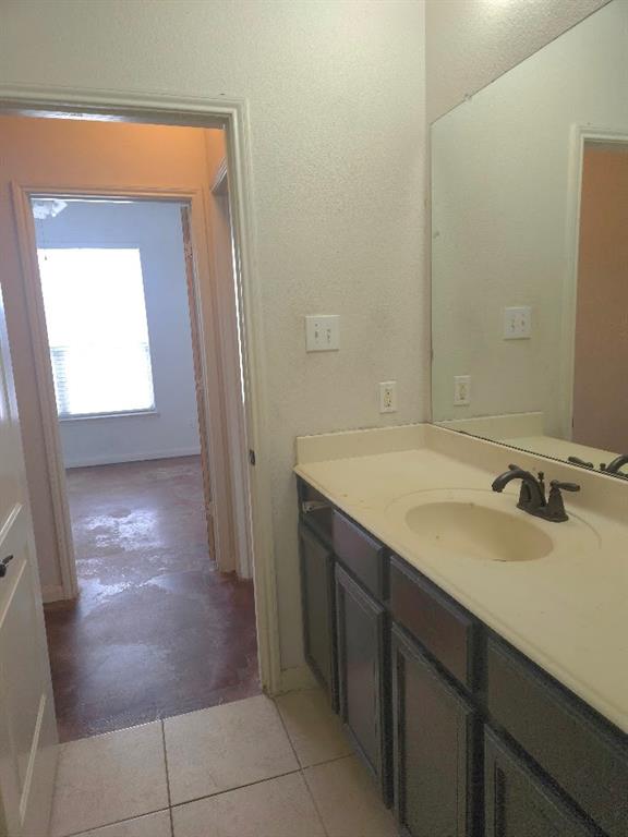 308 Kaylee Way Red Oak, TX 75154 - Photo 16 of 25 Bathroom featuring vanity