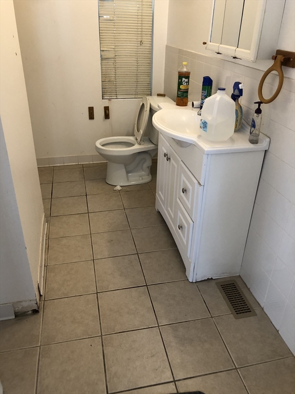 22 Home Street Worcester, MA 01609 - Photo 5 of 18